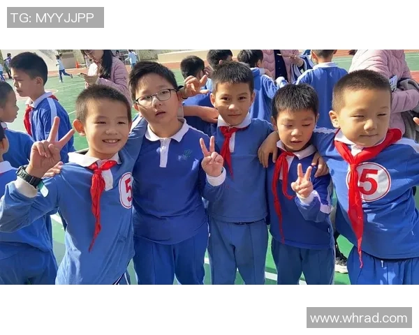 足球明星手持电棒挑战极限运动 展现非凡体能与勇气